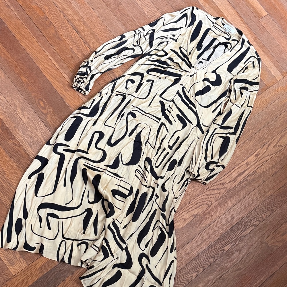 COS Stylish Black and Cream Abstract Print Dress